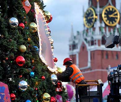 Монтаж больших ёлок в Пскове